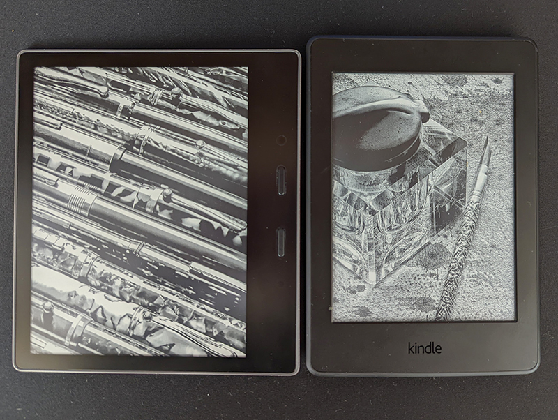 左がKindle Oasis(第10世代) 右が旧Kindle(第7世代)