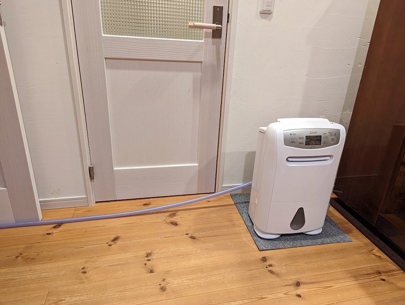 サラリProの背面に市販の水道用ホースをつないで連続排水している様子