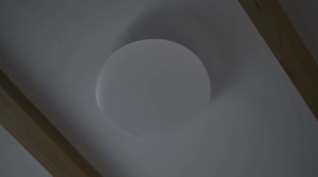 Echo Spotの音声操作で消えた部屋の照明