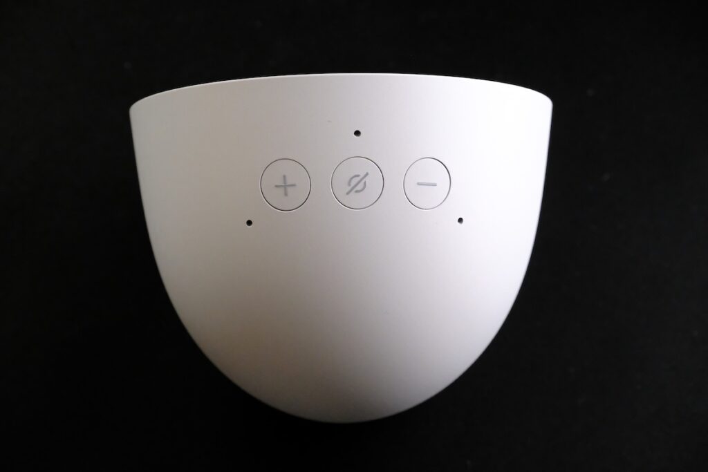 Echo Spot(ホワイト)の背面デザイン(音量ボタンとマイクオフボタンが3つ並ぶシンプルな設計)