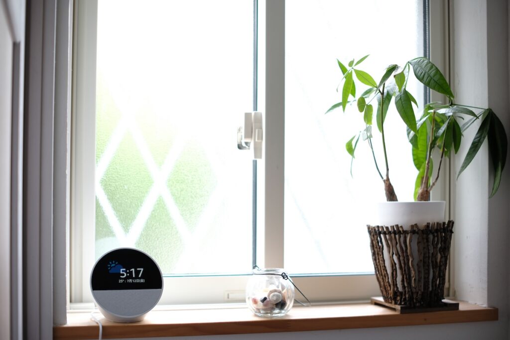 窓辺に設置されたEcho Spot(ホワイト)の実物写真(時刻5:17と天気アイコンが表示)
