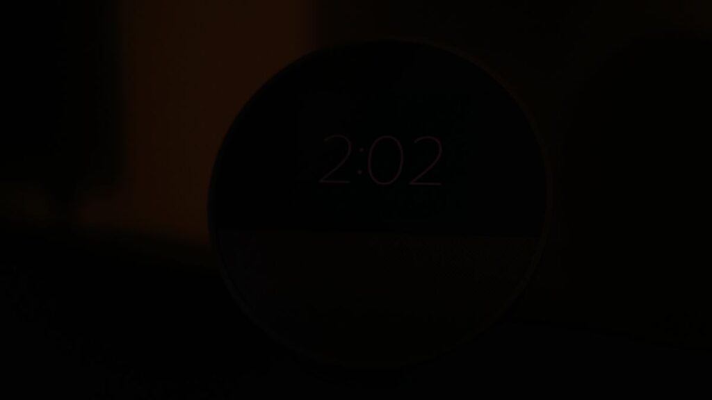 Echo Spotのナイトモード表示(深夜2:02、暗い部屋でも眩しくない明るさに自動調整)