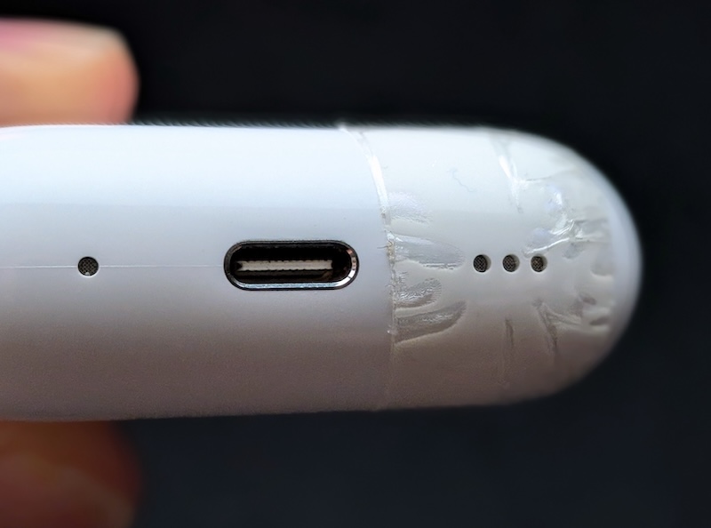 AirPods Proの充電ケースのスピーカー穴をセロハンテープで塞いだ状態の写真