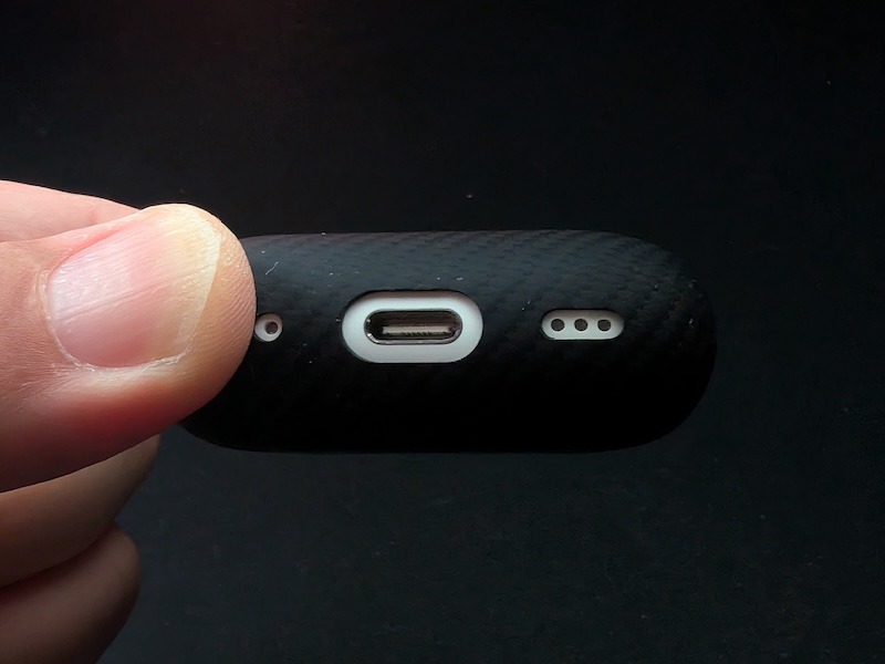 アラミド繊維製カバーを装着したAirPods Pro充電ケースの底面。スピーカー穴にテープが貼られているが目立たない